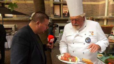 Chef op het Binnenhof presenteert 'formatiespies' bij jaarlijkse barbecue