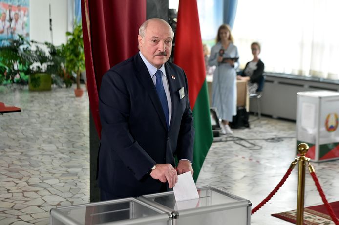 President Alexander Loekasjenko brengt zijn stem uit tijdens de verkiezingen in Wit-Rusland.