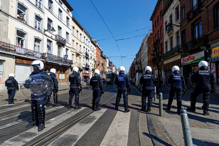 Politie met gevechtsuitrusting in Anderlecht. Beeld BELGA