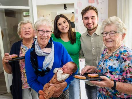 Bodi eerste baby in voormalig seniorencomplex in Glanerbrug: ’Zo mooi dat we hier nu een klein wondertje hebben’