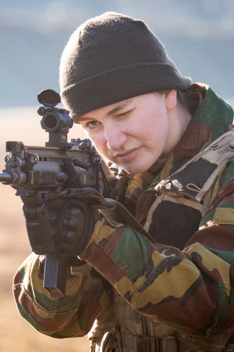 Entre deux cours à Oxford, la princesse Élisabeth apprend à tirer avec une nouvelle arme