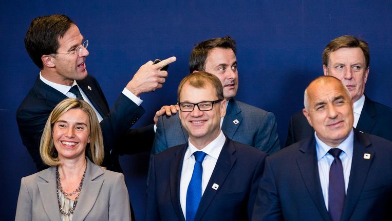 Premier Rutte (links) voorafgaand aan een fotomoment bij de Europese Raad in Brussel afgelopen week. Beeld anp