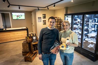 Jong boerenstel uit Weerselo verkoopt vlees van eigen herefords in boerderijwinkel: ‘Hoe natuurlijk 
