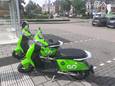De elektrische deelscooters zijn vanaf vorige week ook in Waalwijk te vinden, zoals hier bij De Els.