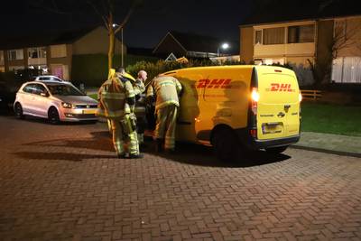 Brandweer bevrijdt pakketbezorger uit laadbak van eigen auto