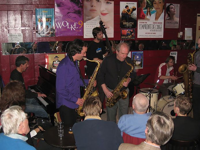 Huisorkest Perron 5B in 2007 met (rechts) tenorsaxofonist Ferdinand Povel als gast.