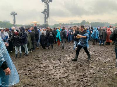Feuer! Vuur, rook en special effects drijven over modderpoel Goffertpark tijdens concert Rammstein