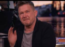 **Johnny de Mol** houdt het ***niet droog*** in *HLF8* 