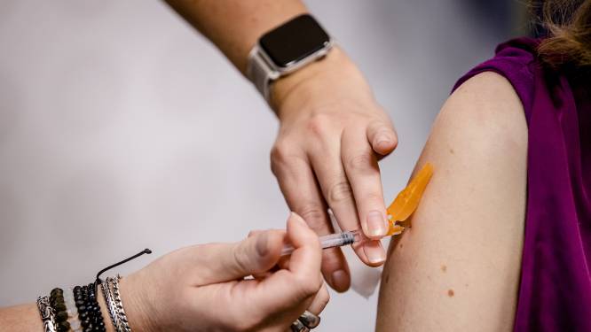 Gezondheidsraad adviseert: bied zorg- en onderwijspersoneel griepvaccin aan