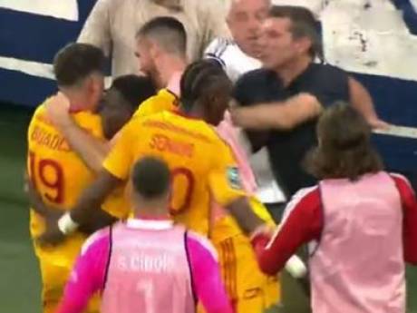 Scène surréaliste en Ligue 2: un fan de Bordeaux agresse un joueur adverse, le match de la montée “définitivement arrêté”
