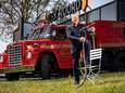 Alex Roord met de Amerikaanse brandweeerauto voor zijn pand in Oldenzaal.