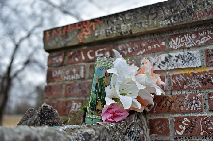 Fans flock to pay their respects to Lisa Marie Presley at Graceland.