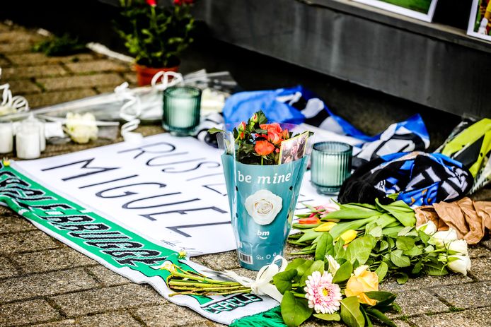 De vlaggen van zowel Club als Cercle hangen halfstok. En zowel Club- als Cerclesupporters leggen bloemen naar aanleiding van het overlijden van Miguel Van Damme.