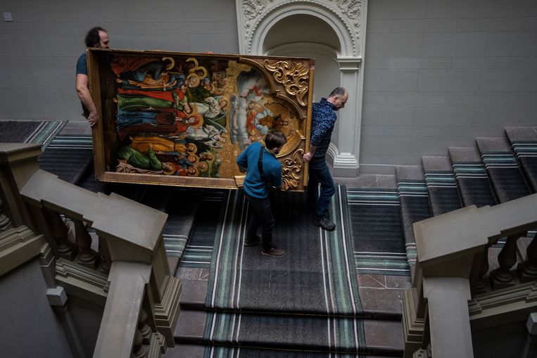 Medewerkers van een Oekraïens museum brengen een kunstwerk in veiligheid. Beeld AP