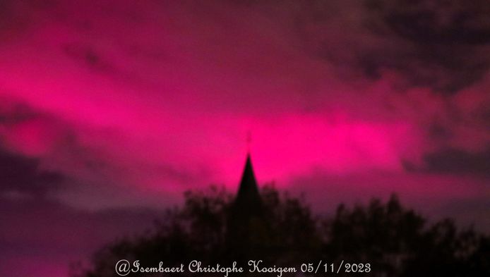 Een roze gloed zondagavond, boven de Sint-Laurentiuskerk in Kooigem