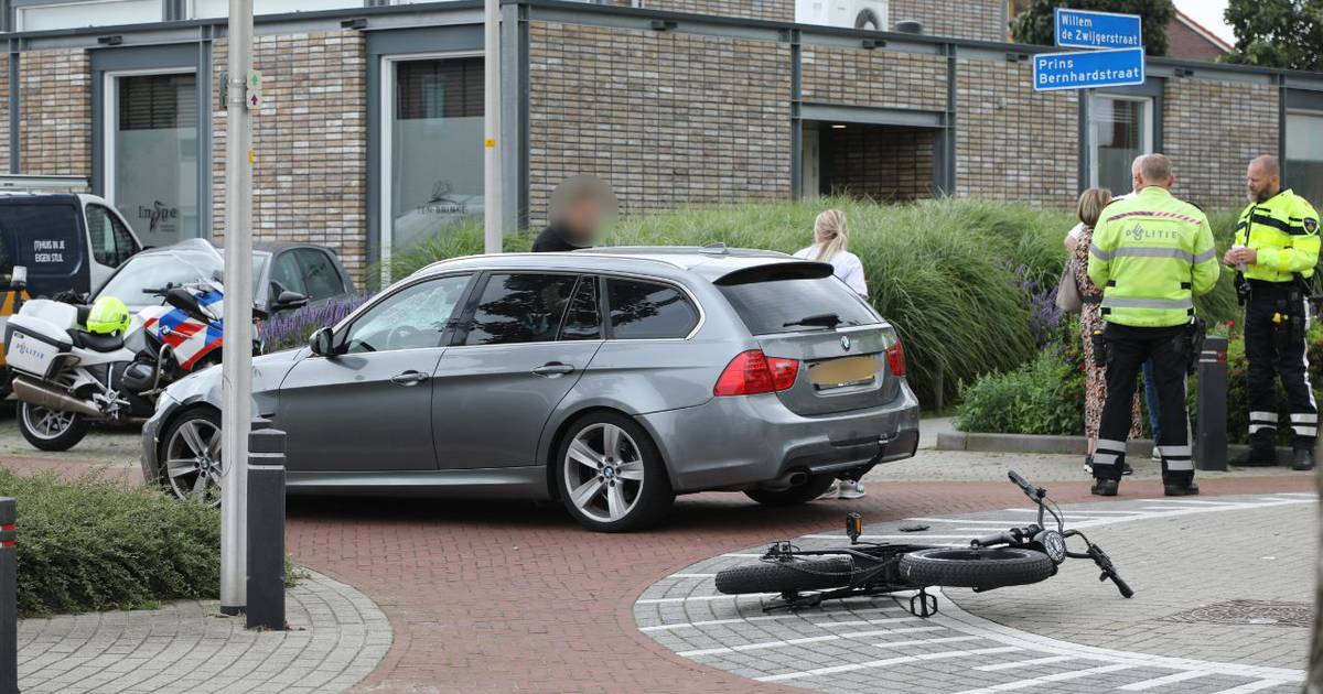Fietser naar ziekenhuis na aanrijding met auto in Rijssen.