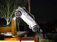Automobilist slaat over de kop en belandt in sloot in Vuren
