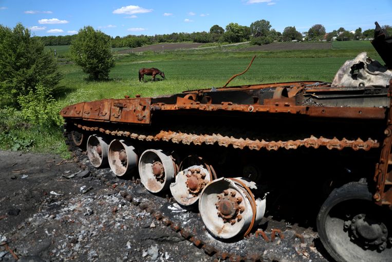 Een vernielde Russische tank in Oekraïne. Beeld REUTERS