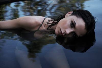 Victoria Beckham schittert op cover Nederlandse Vogue