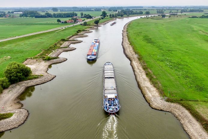 De scheepvaart heeft het lastig door het zakkende water in de IJssel.