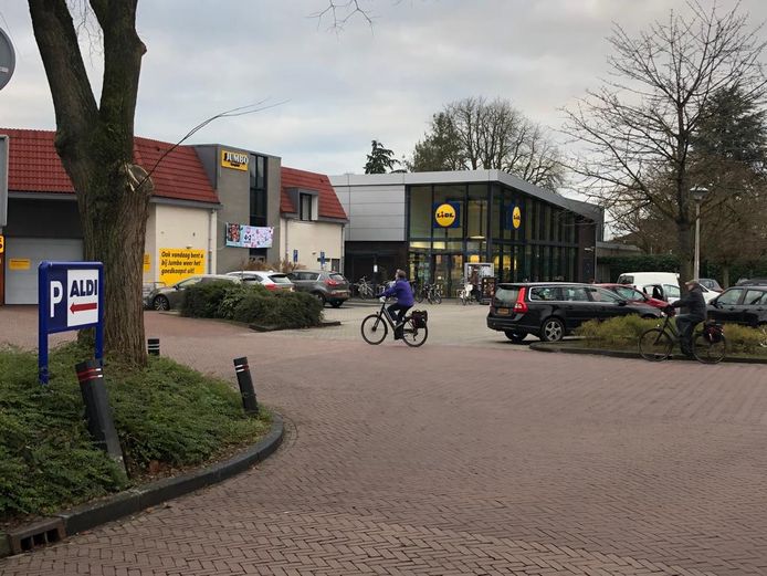 De achterkant van de huidige Jumbo in Dalfsen, nu nog naast de Lidl. Het idee is de supermarkt te verplaatsen, waarbij Jumbo samen met Aldi een nieuw gebouw betrekt.