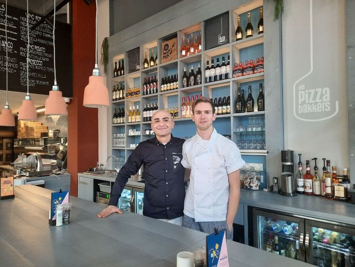 Franchisenemer Izzy Yavas en chefkok Niek van De Pizzabakkers Apeldoorn.