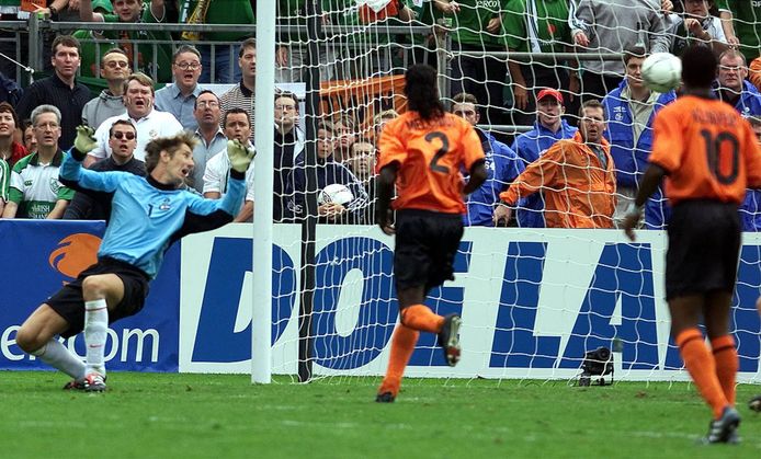 Jason McAteer klopt Edwin van der Sar en schiet Ierland naar het WK van 2002.