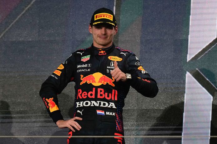 Max Verstappen op het podium in Qatar.