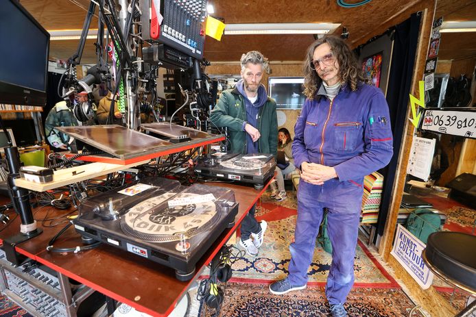 Twan Hofman en DJ Munne (rechts) in de studio van Rararadio. ,,De platenspelers hebben ze laten staan."