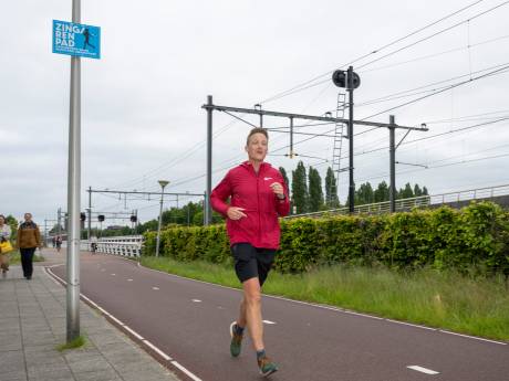 Zingen tijdens het hardlopen? Deze bordjes dagen je uit... ‘Het is een ludieke actie’