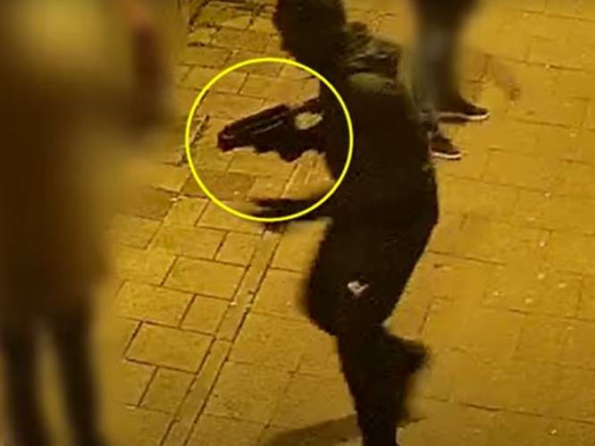 Jonge Rolexdief gebruikt automatisch wapen bij straatroof in Almere: politie toont beelden