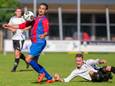 Hatert (rood-blauw shirt) in 2019 in actie in de competitiewedstrijd tegen Overasseltse Boys.