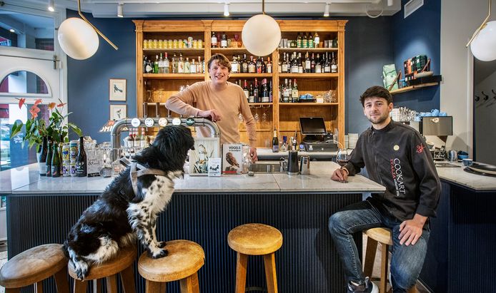 Restaurant Baardman, vernoemd naar een vogel en waar ze ook nog  'four paw friendly' zijn. V.l.n.r. Charlie, eigenaar Bart Luiten en chef Alexandru Buza.