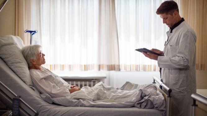 Als patiënt op hulpknop drukt vanuit ziekenhuisbed, wordt nu niet meer íedereen gealarmeerd: ‘Efficiënter’