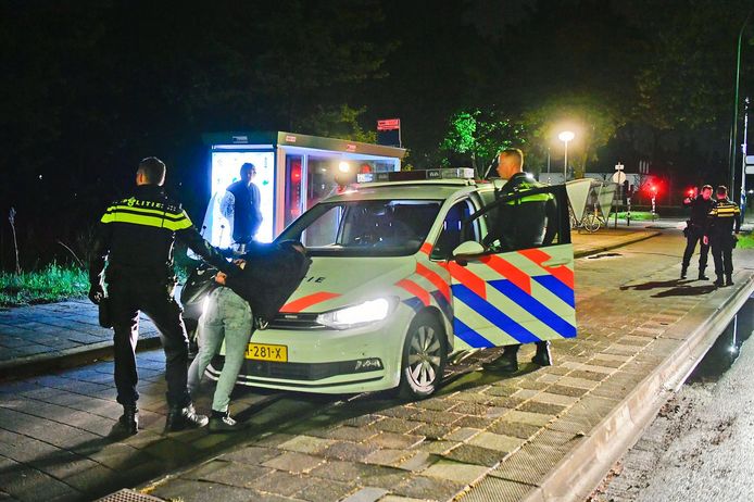 VALKENSWAARD - Aan de Eindhovenseweg werden kort na de overval twee verdachten opgepakt door de politie.