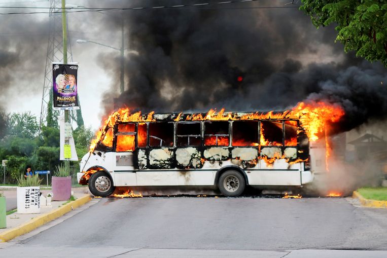 Een brandende bus in Culiacan, als reactie op de arrestatie van Ovidio Guzman. Beeld REUTERS