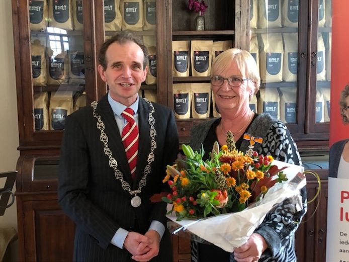 Yvonne te Riele-Wijers met burgemeester Mark Slinkman.