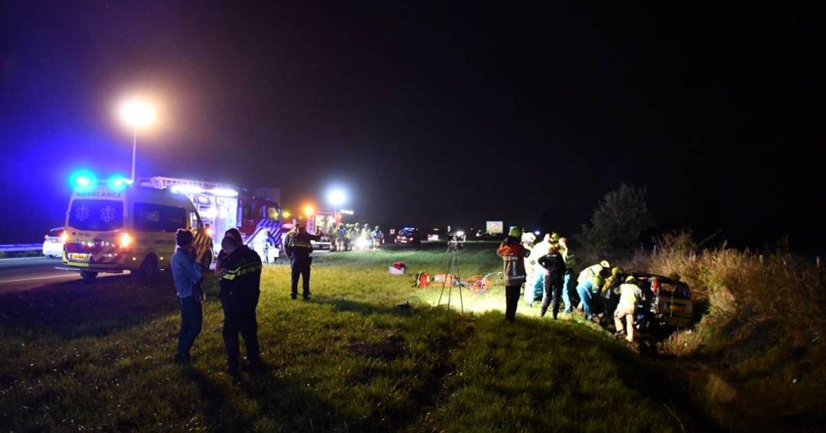 Meerdere gewonden bij ongeluk op A58 bij Goes: inzittenden bekneld in auto.