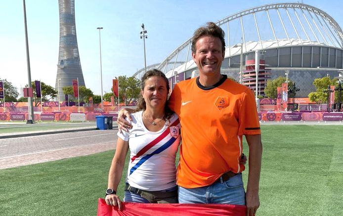Willem Jan Poppelaars en zijn vrouw Vera voor het stadion waar Nederland zaterdagmiddag de achtste finale tegen de VS speelt.