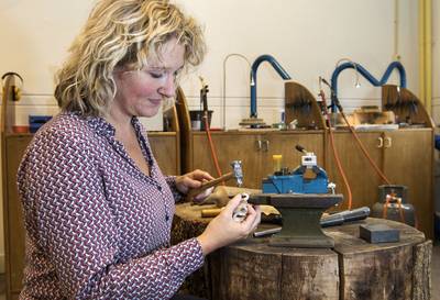 Diepenheimse goudsmid Dieuwke Raats exposeert bijzondere ring tijdens Roma Jewelry Week