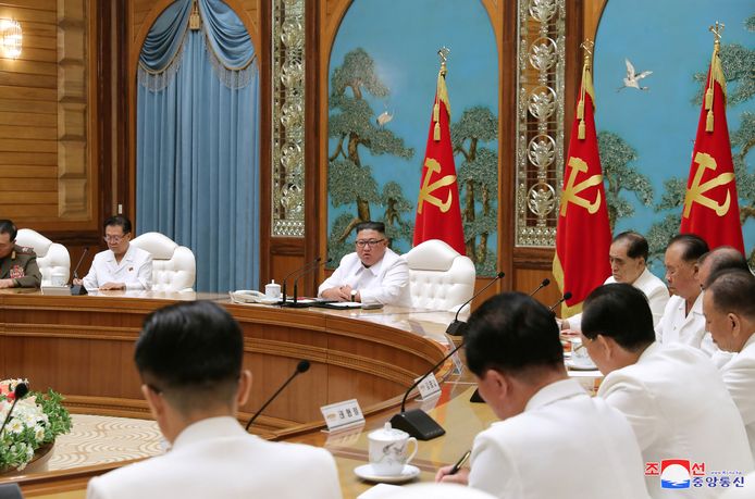 De Noord-Koreaanse dictator Kim Jong Un houdt een noodvergadering met  zijn politbureau.
