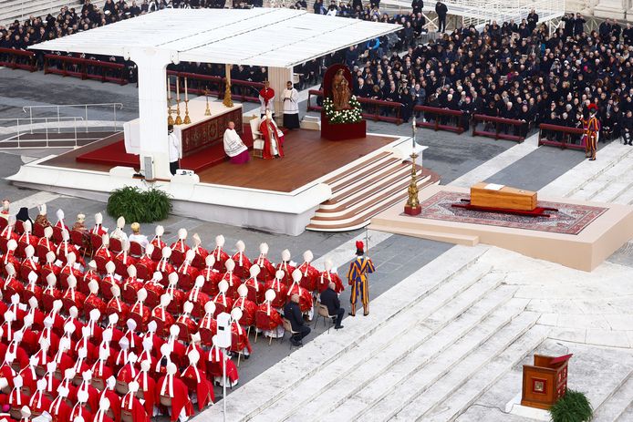 De mis werd voorgedragen door de huidige paus.