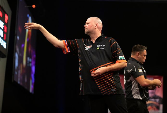 Raymond van Barneveld gooit zijn pijlen naar het bord tijdens de wedstrijd tegen Gerwyn Price in de kwartfinales van de Grand Slam of Darts.