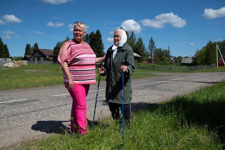 Burgemeester Tatjana Karak­tsjiëva van Serjogovo (links) en een inwoner. Beeld Yuri Kozyrev / Noor
