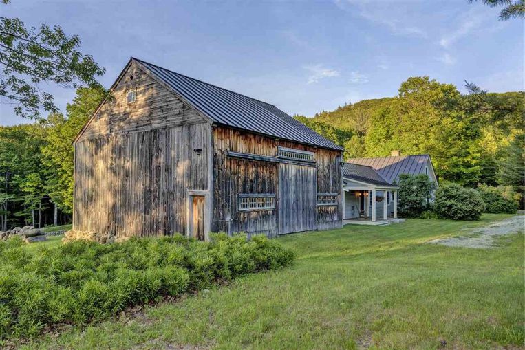 BINNENKIJKEN. In deze villa hield Ghislaine Maxwell zich al die tijd