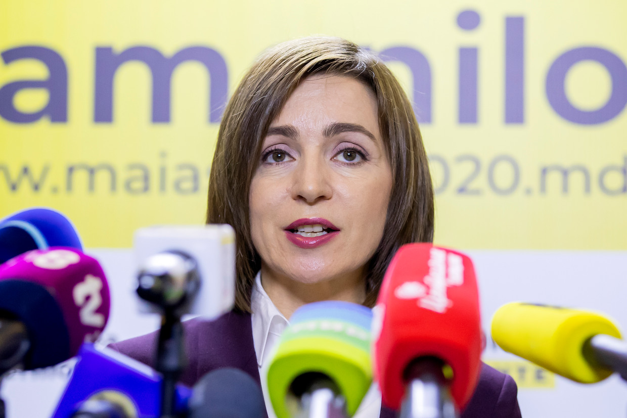 Maia Sandu in gesprek met de media na haar verkiezingsoverwinning in Moldavië.  Beeld EPA