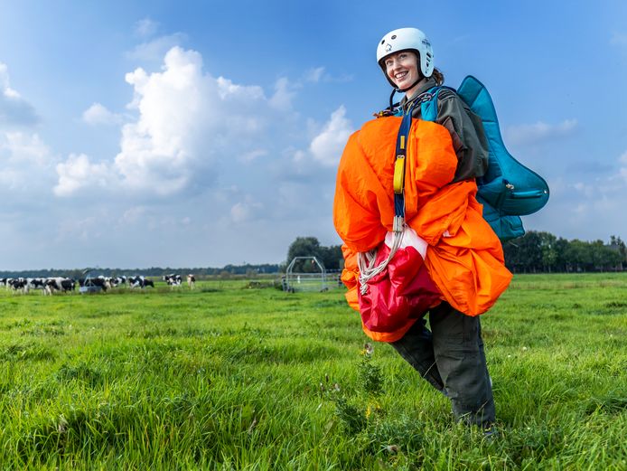 Emma is net geland in een weiland bij Westbroek.