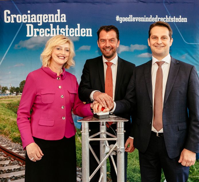 Reinie Melissant (burgemeester Gemeente Gorinchem), Jeroen Koedam (Provincie Zuid-Holland) en André Flach (Vicevoorzitter regio Drechtsteden) bij de start van de Regio Deal.