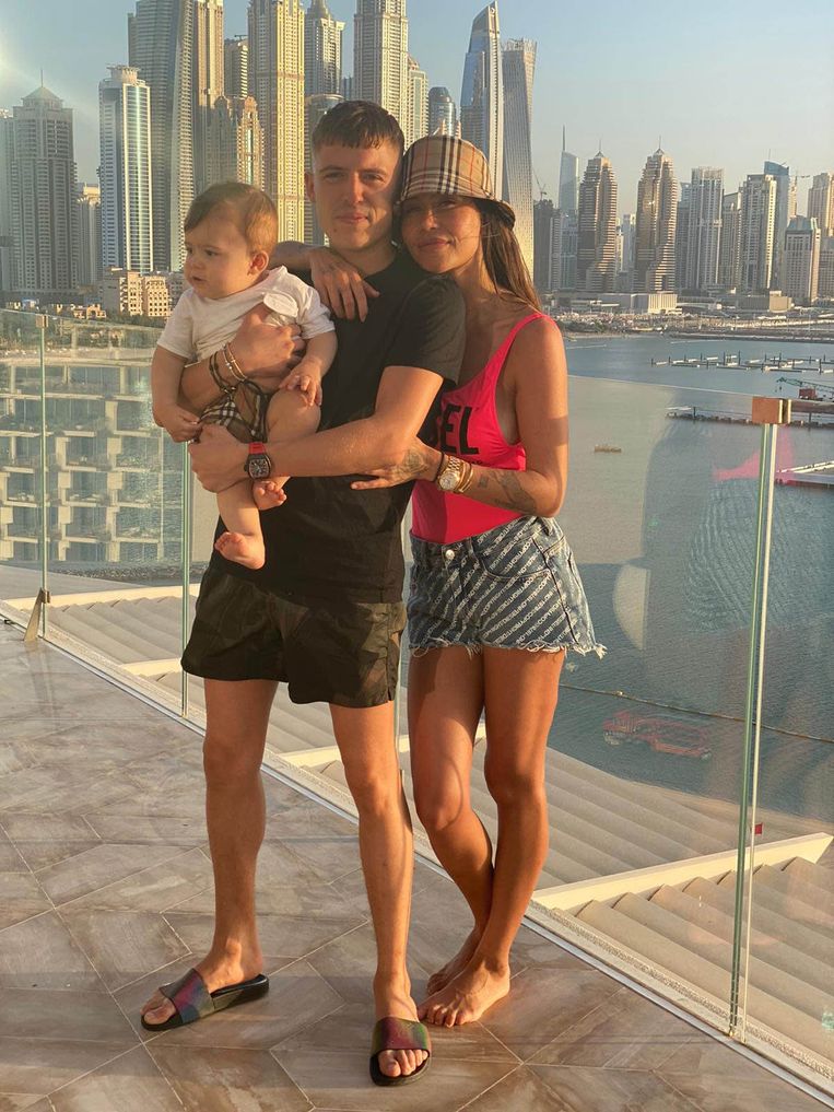 Lil Kleine met zijn vrouw Jaimie en zoon Lío Zion in Dubai. Beeld Instagram