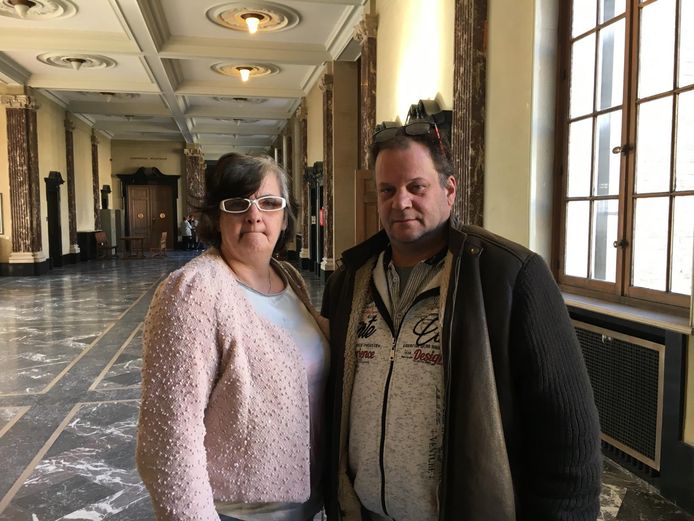 Café-uitbaters Jurgen Grymonprez en Heidi Tuyte zakten naar het gerechtsgebouw af om het proces te volgen na een mislukte overval op hun café in Roeselare.